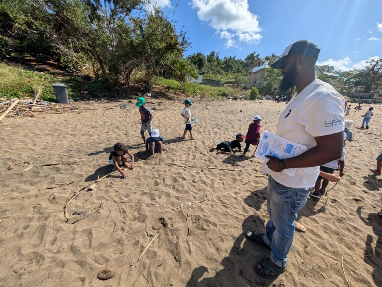 Intervention pédagogique sur la plage pour une école maternelle